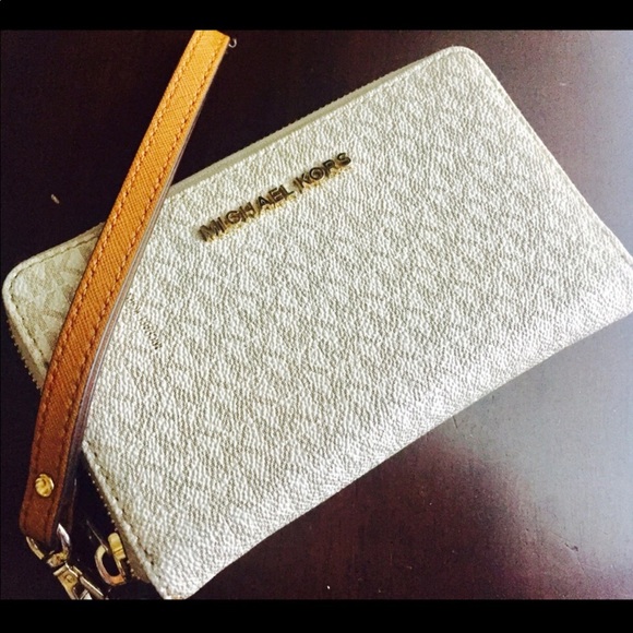 michael kors logo smartphone wristlet